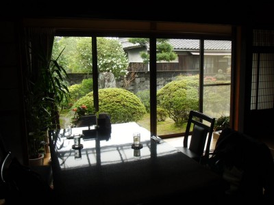 お庭を見ながらお食事