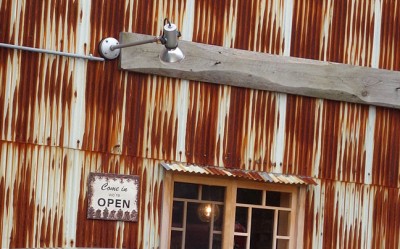 道路(駐車場)に面した部分のみに納屋の歴史が感じられます。