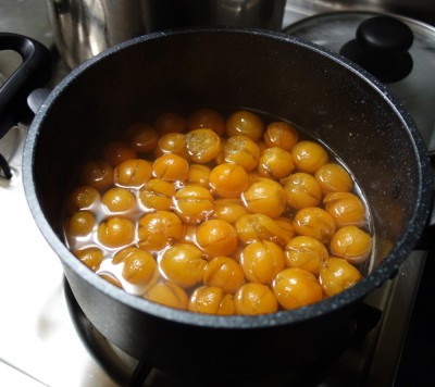 ひたひたくらいの砂糖水でことこと煮る