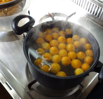 切れ目を入れて30分煮る