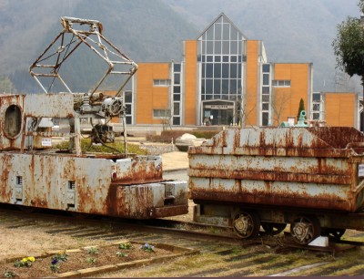 後ろに見える建物が資料館