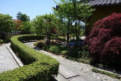 手入れされたアプローチを過ぎると