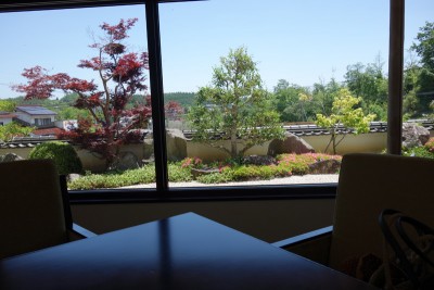 白砂に線を描いた日本庭園を眺めながら