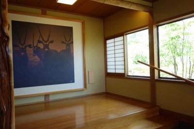 引き戸をあけるとちょっと意表をつく絵がお出迎え